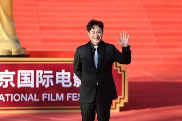 全国十大正规配资 400亿票房沈腾坐边边？张颂文凭啥抢C位？北影节座位藏着娱乐圈新规则