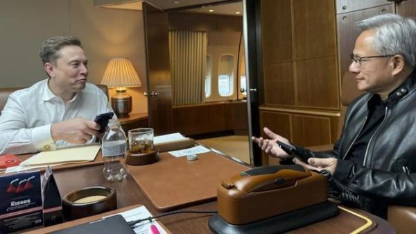 实盘配资 马斯克和黄仁勋在空军一号热聊照曝光，喝健怡可乐，手机引发关注