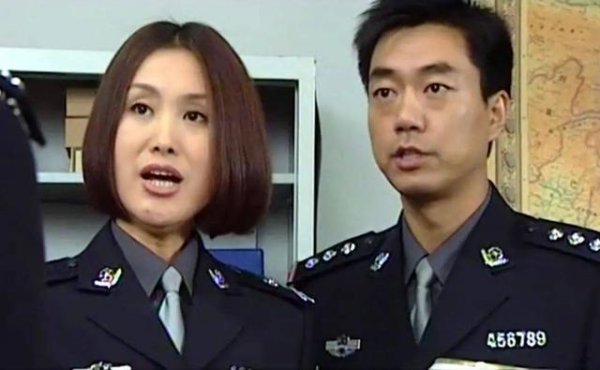 网上股票配资开户 嫁大23岁名导，46岁丧夫，那个演“最美警花”的王茜，如今怎样了？